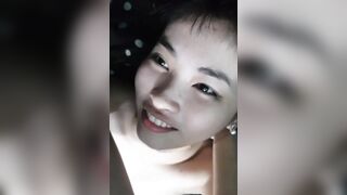 Vừa nhắn với chồng vừa bú cu cho em họ