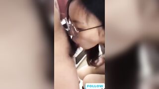 Em đeo kính cá tính mút cò siêu điêu luyện