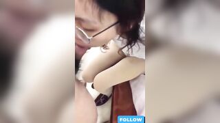 Em đeo kính cá tính mút cò siêu điêu luyện