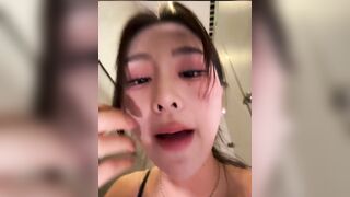 Gái xinh như thiên thân vú to lồn múp thủ dâm live sex trong nhà vệ sinh