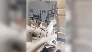 Em xăm chỗ dạng háng khoe lồn trước gương