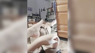 Em xăm chỗ dạng háng khoe lồn trước gương