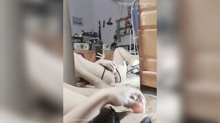 Em xăm chỗ dạng háng khoe lồn trước gương