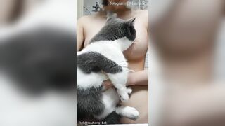 Em teen bỏ đồ ăn lên vú cho mèo liếm đầu ti cực nứng 1