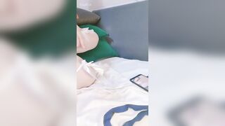 Bé HS Bím Múp Không Lông Hồng Hào Thủ Dâm Với Bím Ẩm Ướt Nhiều Nước