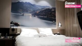 Quay lén check hàng e tiểu thư TQ trông thì sang trọng lại đi làm phò