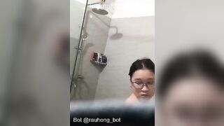 Quay lén nhỏ em họ chuppy kính cận đi tắm
