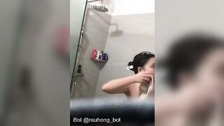 Quay lén nhỏ em họ chuppy kính cận đi tắm 2