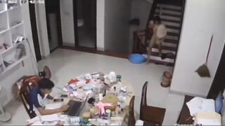 Anh họ đang ngồi học mà con em gái 16 tuổi trần truồng chạy qua lại.