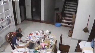 Anh họ đang ngồi học mà con em gái 16 tuổi trần truồng chạy qua lại.