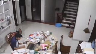 Anh họ đang ngồi học mà con em gái 16 tuổi trần truồng chạy qua lại.