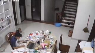Anh họ đang ngồi học mà con em gái 16 tuổi trần truồng chạy qua lại.