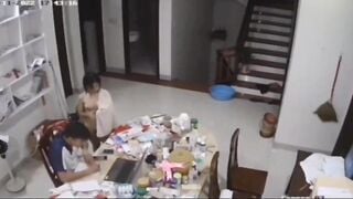 Anh họ đang làm việc mà em gái 16 tuổi trần truồng qua lại như muốn gả đụ anh trai.