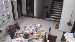 Anh họ đang làm việc mà em gái 16 tuổi trần truồng qua lại như muốn gả đụ anh trai.