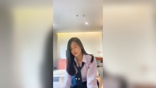 Em học sinh cấp 3 mới lớn cưỡi cặc trai dâm đãng kích thích