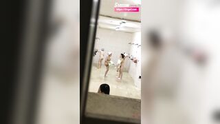 Trèo tường để quay lén các e teen xinh đẹp khỏa thân đi tắm ở nhà tắm tập thể