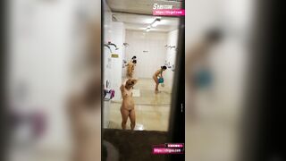Trèo tường để quay lén các e teen xinh đẹp khỏa thân đi tắm ở nhà tắm tập thể