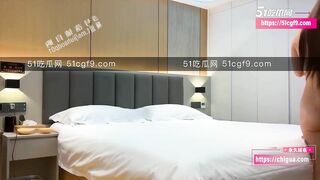 Quay lén vừa ngồi tâm sự vừa lột đò e phò xinh ra rồi lên giường đụ cùng e sướng cặc