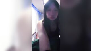 Bé mới lớn nứng đêm lén ba mẹ vạch bướm ra móc 3