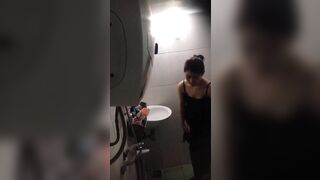 Đặt cam quay lén nhỏ em họ đi tắm