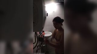 Đặt cam quay lén nhỏ em họ đi tắm