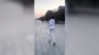 Đang chạy bộ mà nứng