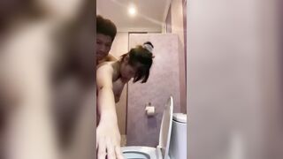 Anh trai đè doggy em gái trong nhà tắm