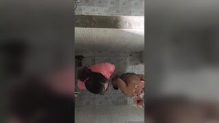 Quay lén hai em les đang tắm