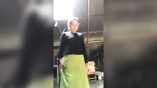 Cháu họ 16 tuổi đeo bao cao xu xin dì đụ ai dè dì chu đít cho đụ thật.