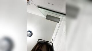 Cô giáo vừa dạy học vừa live thủ dâm, dạy các em tập đánh vần a á ớ