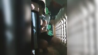Đang ngủ bị anh họ lôi ra ban công bắt bú cu rồi Doggy