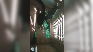Đang ngủ bị anh họ lôi ra ban công bắt bú cu rồi Doggy
