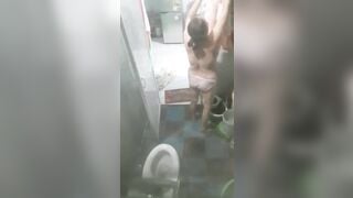 quay lén chị máy bay mới tắm xong đang mặc đồ không đóng cửa