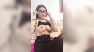Em học sinh 2k8 đeo kính cận mặt dâm vú to khoe hãng cho các anh trai xem