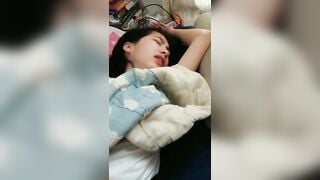 Móc lồn bé em họ mình dây xinh đg ngủ làm e sợ vừa nhắm mắt vừa há mồm rên vì sướng