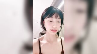 Teen xinh Trung Quốc live show thủ dâm khoe con sâu róm