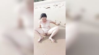 Siêu phẩm chị máy bay khoả thân tắm biển thật hấp dẫn.