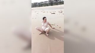 Siêu phẩm chị máy bay khoả thân tắm biển thật hấp dẫn.