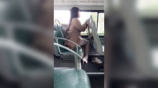 Dâm nữ mong to cosplay cô dâu nứng lồn show hàng trên xe bus