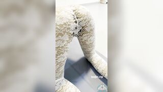 Em học viên mình dây mông to mặc đồ xuyên thấu tập yoga và show hàng ngoài gốc cây