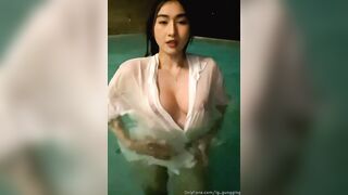 Gái xinh dâm lộ vú khi tắm trong bể bơi hàng ngon dâm đãng