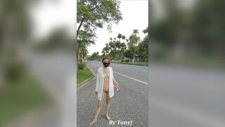 Dâm nữ vú bự khỏa thân đi dạo show public ngoài đường lớn nhiều xe qua lại #3