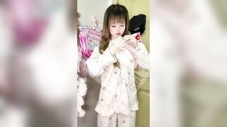 Em loli xinh dâm dễ thương thích lột đồ ra show hàng cho các a xem