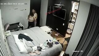 Hack cam phát hiện cô vợ dâm tranh thủ ck vừa dắt con đi liền cùng e gái ở nhà bú lồn