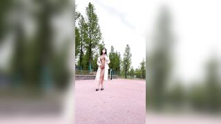 Dâm nữ vú bự nứng lồn đi quay clip show hàng public wor công viên