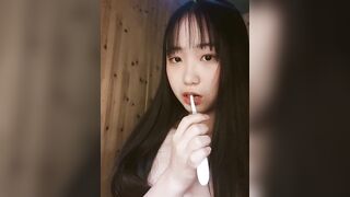 Bé HS Đang Đánh Răng Mà Lên Cơn Nứng Lại Phải Đứng Móc
