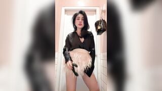Gái xinh đi bar con vào nhà vệ sinh nhét toy vào lồn thủ dâm phần 1