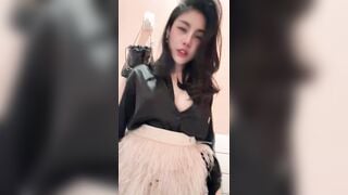 Gái xinh đi bar con vào nhà vệ sinh nhét toy vào lồn thủ dâm phần 2