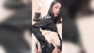 Gái xinh đi bar con vào nhà vệ sinh nhét toy vào lồn thủ dâm phần 2