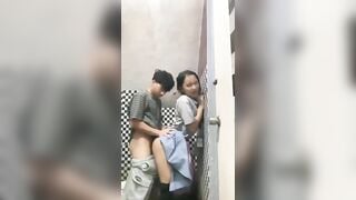 Anh họ cả gan dám đụ không bao vào lồn em gái 17 tuổi.